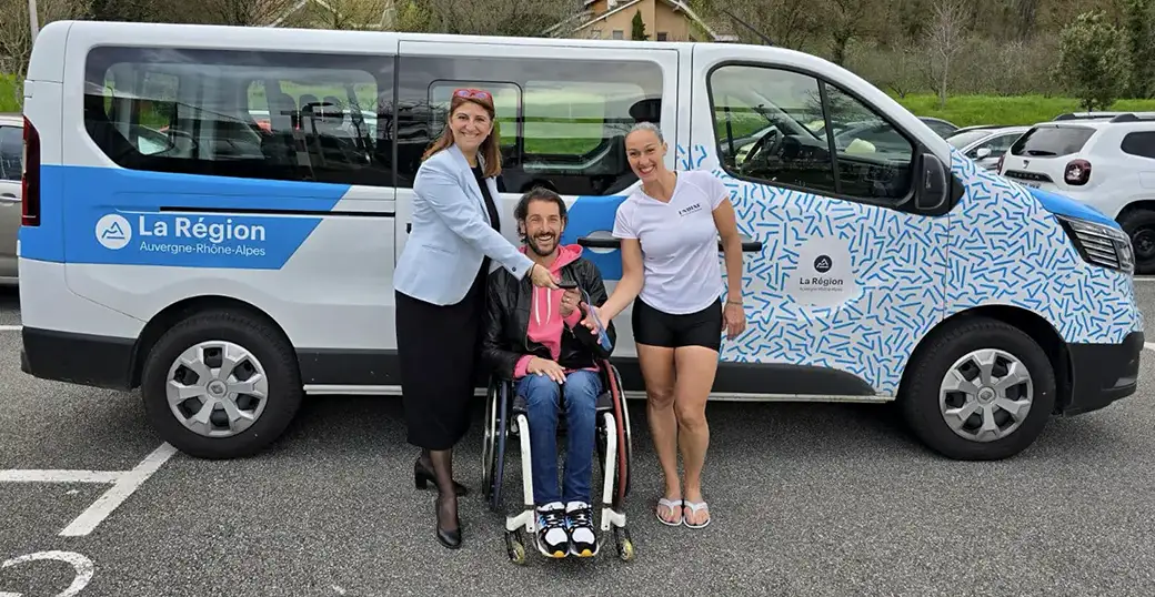 (De gauche à droite) Sandrine Chaix, vice-présidente de la Région, David Smétanine, nageur handisport grenoblois et Francesca Filatondi, présidente d’Undine lors de la remise de clé du minibus à l'association UNDINE - Photo DL.