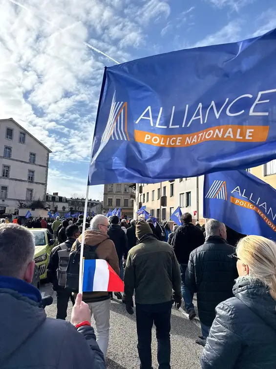 Je n’aurais jamais imaginé qu’un jour il me tiendrait à cœur de participer à une manifestation en soutien à nos policiers. Je n’aurais jamais imaginé non plus que ceux qui nous protègent auraient autant besoin du soutien des citoyens.