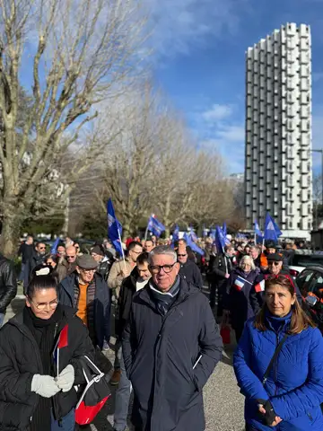 Je n’aurais jamais imaginé qu’un jour il me tiendrait à cœur de participer à une manifestation en soutien à nos policiers. Je n’aurais jamais imaginé non plus que ceux qui nous protègent auraient autant besoin du soutien des citoyens.
