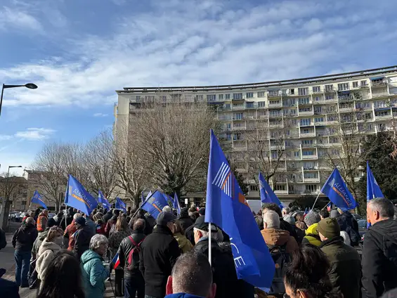 Je n’aurais jamais imaginé qu’un jour il me tiendrait à cœur de participer à une manifestation en soutien à nos policiers. Je n’aurais jamais imaginé non plus que ceux qui nous protègent auraient autant besoin du soutien des citoyens.