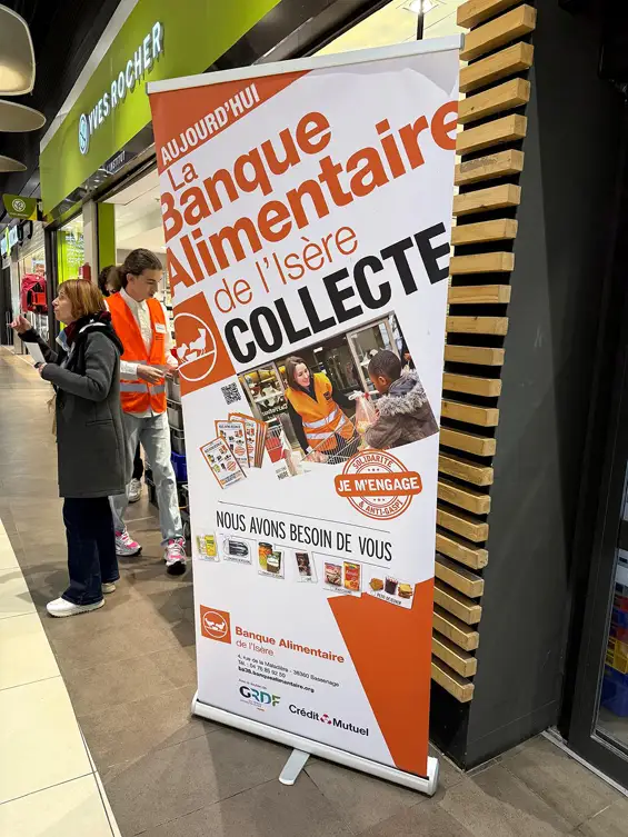 Ce vendredi, nous étions aux côtés de Chantal Vivier, vice-présidente de la Banque Alimentaire de l’Isère, à Carrefour Meylan pour soutenir la grande collecte départementale. Un moment fort, symbole de l’engagement et de la générosité de tout un territoire.