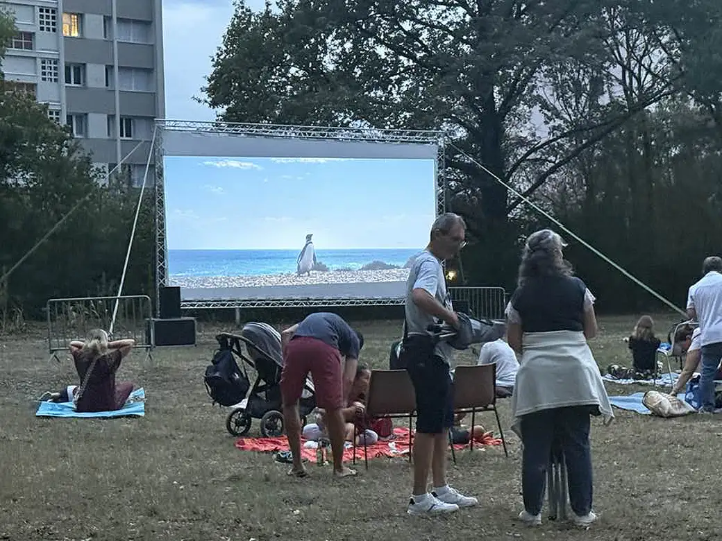 Mon ami le Manchot, des rires… et des piqûres : Avec Ève LOHAT nous étions à la séance de ciné en plein air à Meylan où des jeux étaient proposés aux enfants par les équipes d’Horizon avant la projection du film « Mon ami le Manchot » avec Jean Reno