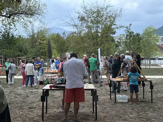 Mon ami le Manchot, des rires… et des piqûres : Avec Ève LOHAT nous étions à la séance de ciné en plein air à Meylan où des jeux étaient proposés aux enfants par les équipes d’Horizon avant la projection du film « Mon ami le Manchot » avec Jean Reno