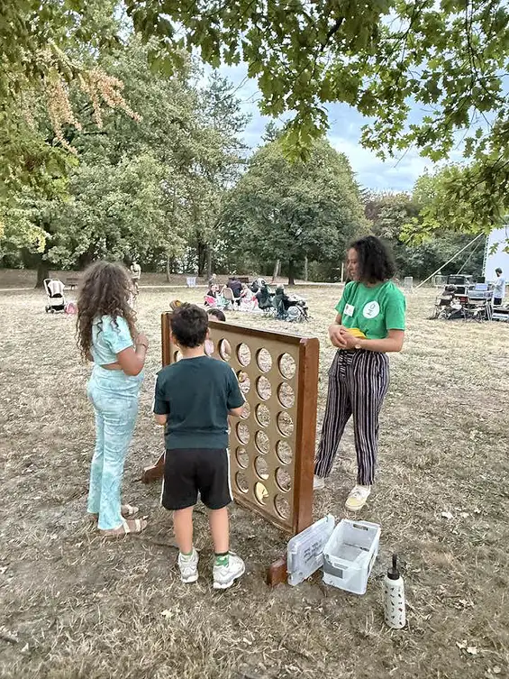 Mon ami le Manchot, des rires… et des piqûres : Avec Ève LOHAT nous étions à la séance de ciné en plein air à Meylan où des jeux étaient proposés aux enfants par les équipes d’Horizon avant la projection du film « Mon ami le Manchot » avec Jean Reno