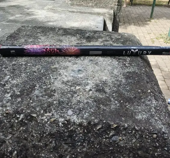 Place de la Louisiane, Un mortier d’artifice abandonné volontairement à la vue de tous . Ce n’est pas un cas isolé. C’est un symbole silencieux de ce que vivent de nombreux habitants : l’impression que l’ordre recule, que les règles ne s’appliquent plus, que tout devient tolérable… même l’inacceptable.