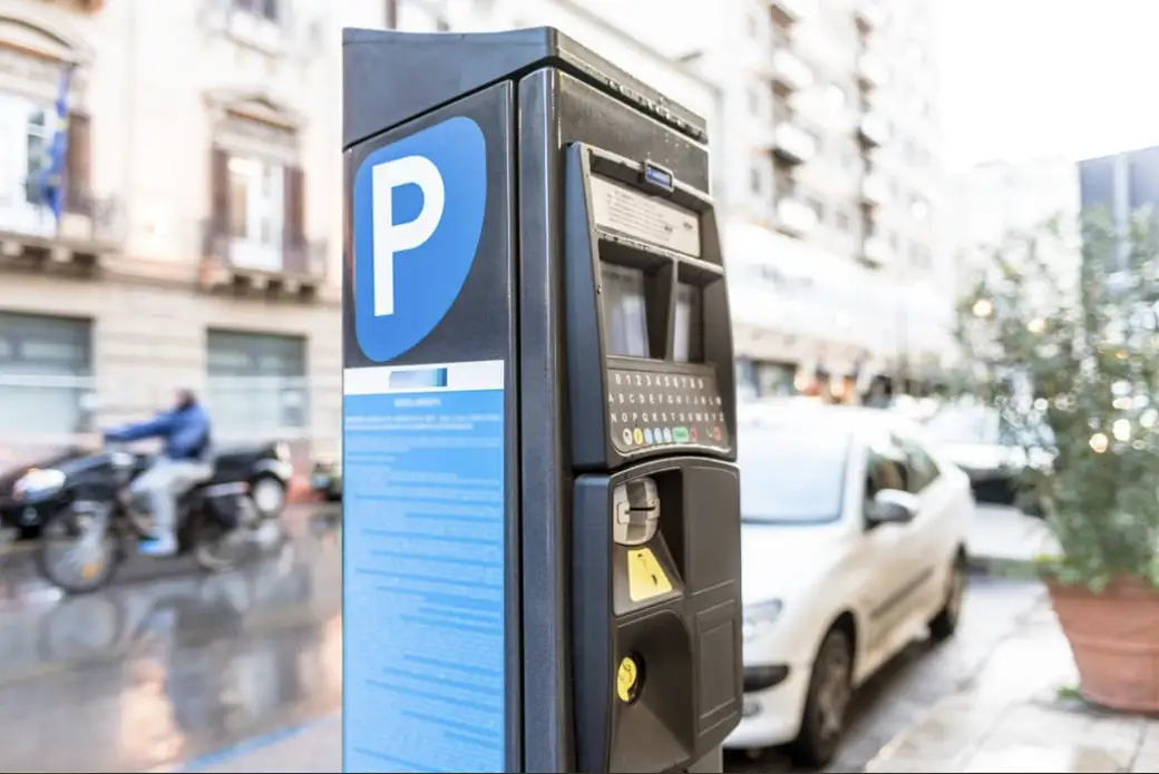 Stationnement : l’addition sans fin. À Grenoble, se garer est devenu un parcours du combattant… et surtout un business sous contrainte. Moins de places, des tarifs toujours plus élevés, et maintenant des moyens de paiement dignes d’un autre siècle. À ce stade, ce n’est plus du stationnement : c’est une taxe déguisée sur la vie quotidienne.