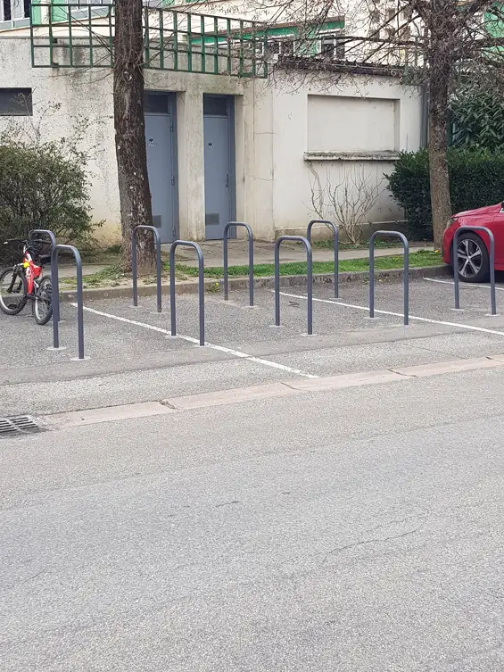 PARKING À VÉLOS RUE DES AIGUINARDS - UN GAG !
