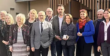 Sandrine Chaix, vice-présidente de la Région Auvergne-Rhône-Alpes a offert 50 boutons d’alerte pour les femmes victimes de violence aux CCAS de l’Ardèche. Photo Le DL/Laure Fumas