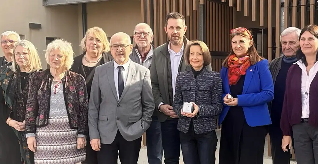 Sandrine Chaix, vice-présidente de la Région Auvergne-Rhône-Alpes a offert 50 boutons d’alerte pour les femmes victimes de violence aux CCAS de l’Ardèche. Photo Le DL/Laure Fumas
