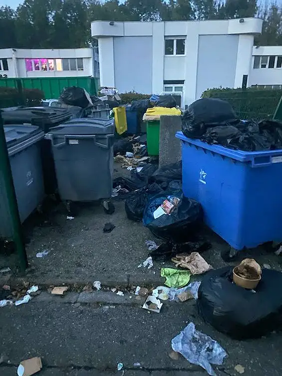Poubelles à proximité du Gymnase du Charlaix, que font la Métropole et la municipalité ?