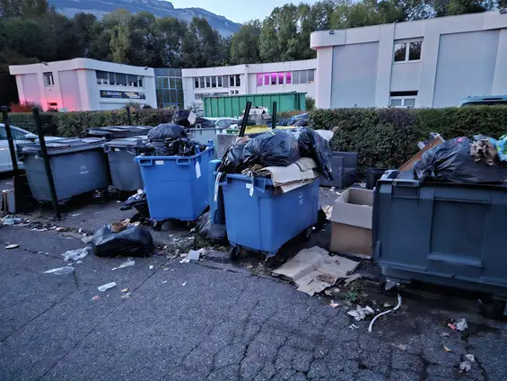 Poubelles à proximité du Gymnase du Charlaix, que font la Métropole et la municipalité ?