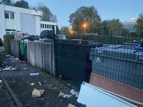 Poubelles à proximité du Gymnase du Charlaix, que font la Métropole et la municipalité ?