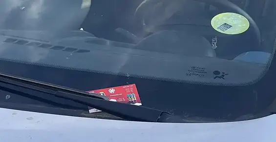Ces derniers jours, des cartes publicitaires faisant la promotion de produits interdits — stupéfiants et cigarettes de contrebande — ont été apposées sur les pare-brises de voitures garées dans le quartier des Aiguinards à Meylan.