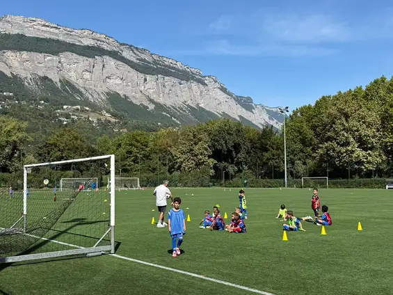 Quand la passion et la volonté des associations dépasse les obstacles Reprise des entraînements pour les plus jeunes à l’Entente du Rachais, à Meylan. Un club de football qui ne se contente pas d’apprendre à jouer : il transmet les valeurs essentielles du sport — respect, politesse, esprit collectif et vivre-ensemble — grâce à des éducateurs et bénévoles passionnés et impliqués.