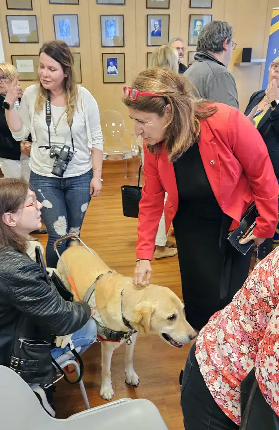 Remise d’un chien guide à Meylan : Uno, un nouveau compagnon pour une vie plus libre