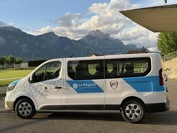 Remise officielle des clés du Minibus 9 places offert club de football de Domène, l’ASJF