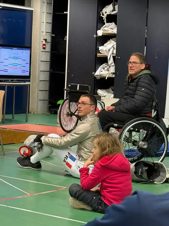 Comme chaque année, j’ai eu le plaisir d’assister au tournoi handivalide d’escrime au gymnase de la Revirée, aux côtés des tireurs handis et valides. Un très beau moment de sport et de convivialité, avec Laurent Vadon, escrimeur multi-médaillé, et Ludovic Lemoine, Clermontois médaillé d’argent aux Jeux paralympiques de Paris 2024.