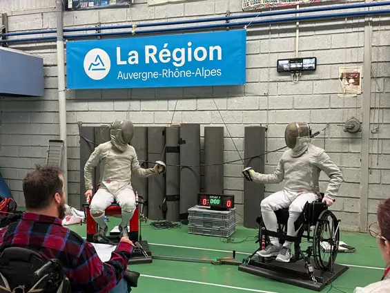 Comme chaque année, j’ai eu le plaisir d’assister au tournoi handivalide d’escrime au gymnase de la Revirée, aux côtés des tireurs handis et valides. Un très beau moment de sport et de convivialité, avec Laurent Vadon, escrimeur multi-médaillé, et Ludovic Lemoine, Clermontois médaillé d’argent aux Jeux paralympiques de Paris 2024.