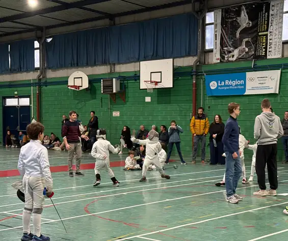 Comme chaque année, j’ai eu le plaisir d’assister au tournoi handivalide d’escrime au gymnase de la Revirée, aux côtés des tireurs handis et valides. Un très beau moment de sport et de convivialité, avec Laurent Vadon, escrimeur multi-médaillé, et Ludovic Lemoine, Clermontois médaillé d’argent aux Jeux paralympiques de Paris 2024.
