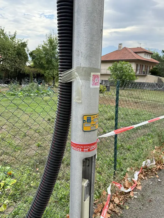 Rue du Pré d’Elle, une gaine électrique court depuis plusieurs semaines le long du trottoir. Sur un poteau, un avertissement « Danger de mort »