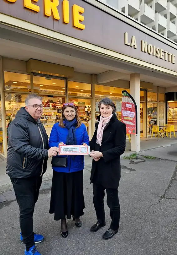 Dominique Casalin, propriétaire de la boiulangerie la Noisette, Sandrine Chaix, et Anne Auclair-Rabinovitc présidente du Tribunal judiciaire de Grenoble