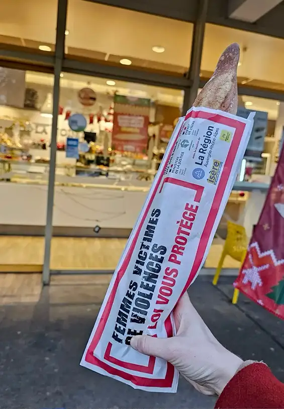 « Sacs à pains » : un partenariat pour lutter contre les violences faites aux femmes. ette opération, menée par le Tribunal judiciaire et soutenue par la Région, consiste à distribuer dans les boulangeries des sacs à pain portant les numéros utiles — notamment le 3919, ainsi que les coordonnées d’associations de proximité — afin d’aider les victimes à sortir du silence.