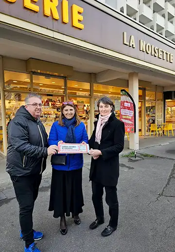 Dominique Casalin, propriétaire de la boiulangerie la Noisette, Sandrine Chaix, et Anne Auclair-Rabinovitc présidente du Tribunal judiciaire de Grenoble