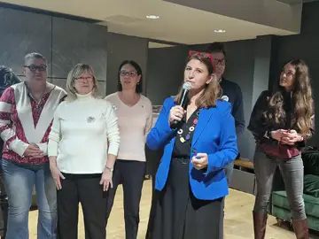 La candidate Sandrine Chaix était entourée d’une partie de son équipe. Photo Le DL /Ève Moulinier — Sandrine Chaix : « Meylan est la ville que j’ai choisie… » —La candidate (Les Centristes) a tenu sa réunion publique de lancement de campagne, jeudi soir au Coloft de Meylan. Près de 200 personnes étaient présentes.