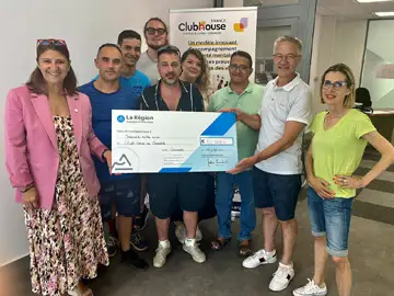 Sandrine Chaix (à gauche), vice-présidente de la Région en charge du handicap, présente lors de la visite du 18 juillet, accompagnée de la conseillère régionale Nathalie Béranger (à droite), s’est félicitée de cette implantation. — Photo DL