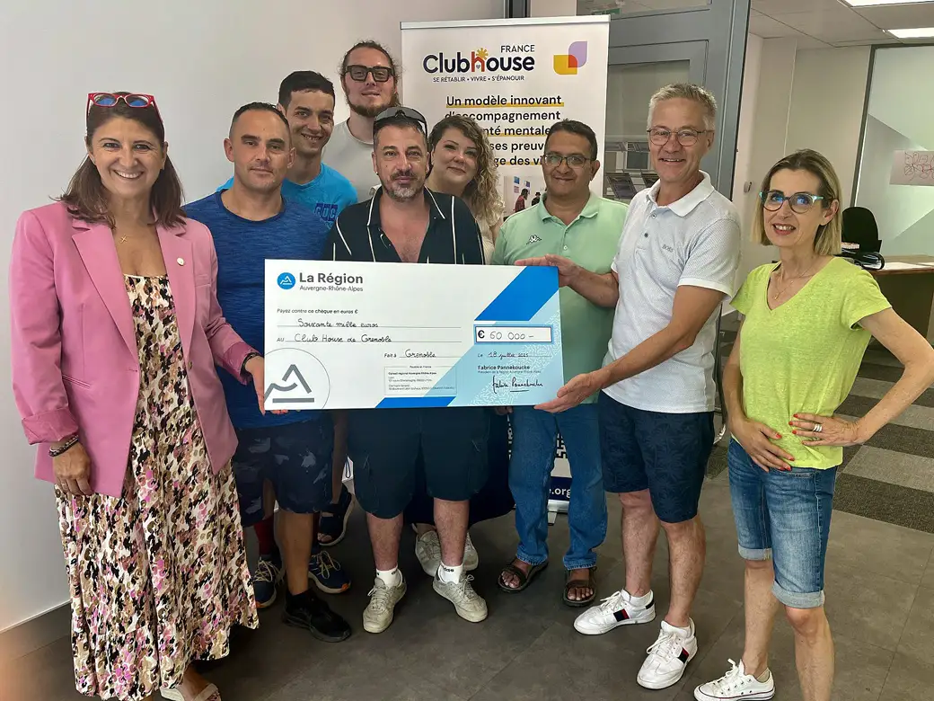 Sandrine Chaix (à gauche), vice-présidente de la Région en charge du handicap, présente lors de la visite du 18 juillet, accompagnée de la conseillère régionale Nathalie Béranger (à droite), s’est félicitée de cette implantation. — Photo DL