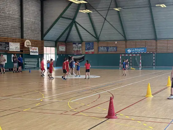 Scol’hand : du sport, de la joie et de la sueur au gymnase des Buclos