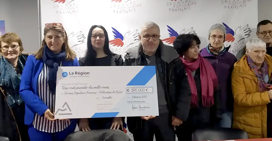 DL — Un nouvel élan » : le Secours populaire de l’Isère va pouvoir déménager avec l’aide de la Région. Le chèque a été remis en présence de nombreux bénévoles, membres des vingt comités isérois du Secours populaire, qui viennent en aide à plus de 30 000 personnes dans le département. Photo Le DL/B.B.