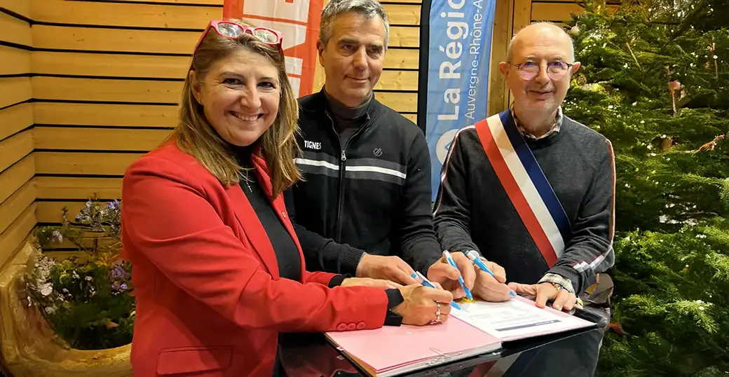 Signature de la Charte en monsieur le Maire de Tignes M. Serge REVIAL et Sandrine Chaix, Vice-présidente déléguée au handicap, à l'action sociale, et à la lutte contre les violences faites aux femmes