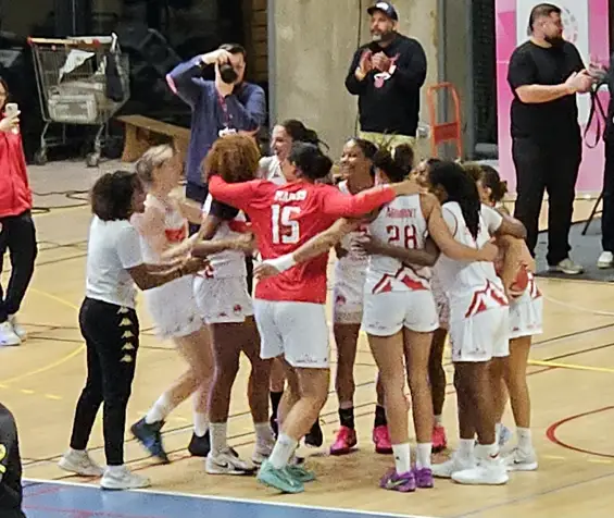 Les partenaires du BCTM Féminin étaient récemment à l’honneur lors d’une belle soirée au Golf d’Uriage. Pour l’occasion, les joueuses avaient troqué maillots, shorts et baskets contre robes de soirée, escarpins et bijoux. Une parenthèse élégante et conviviale, où l’esprit d’équipe s’est exprimé autrement — autour d’un sourire, d’un éclat de rire, d’une même passion.