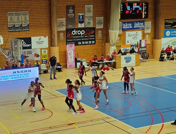 Les partenaires du BCTM Féminin étaient récemment à l’honneur lors d’une belle soirée au Golf d’Uriage. Pour l’occasion, les joueuses avaient troqué maillots, shorts et baskets contre robes de soirée, escarpins et bijoux. Une parenthèse élégante et conviviale, où l’esprit d’équipe s’est exprimé autrement — autour d’un sourire, d’un éclat de rire, d’une même passion.