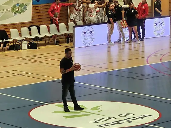 Les partenaires du BCTM Féminin étaient récemment à l’honneur lors d’une belle soirée au Golf d’Uriage. Pour l’occasion, les joueuses avaient troqué maillots, shorts et baskets contre robes de soirée, escarpins et bijoux. Une parenthèse élégante et conviviale, où l’esprit d’équipe s’est exprimé autrement — autour d’un sourire, d’un éclat de rire, d’une même passion.