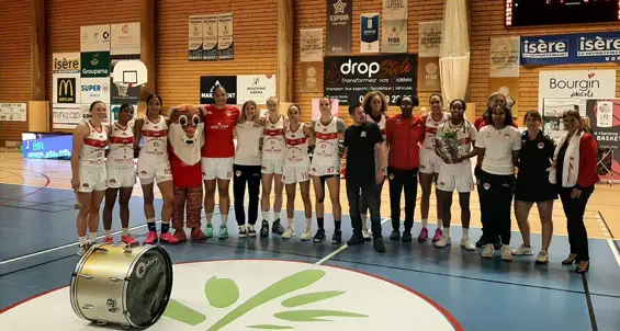 Les partenaires du BCTM Féminin étaient récemment à l’honneur lors d’une belle soirée au Golf d’Uriage. Pour l’occasion, les joueuses avaient troqué maillots, shorts et baskets contre robes de soirée, escarpins et bijoux. Une parenthèse élégante et conviviale, où l’esprit d’équipe s’est exprimé autrement — autour d’un sourire, d’un éclat de rire, d’une même passion.