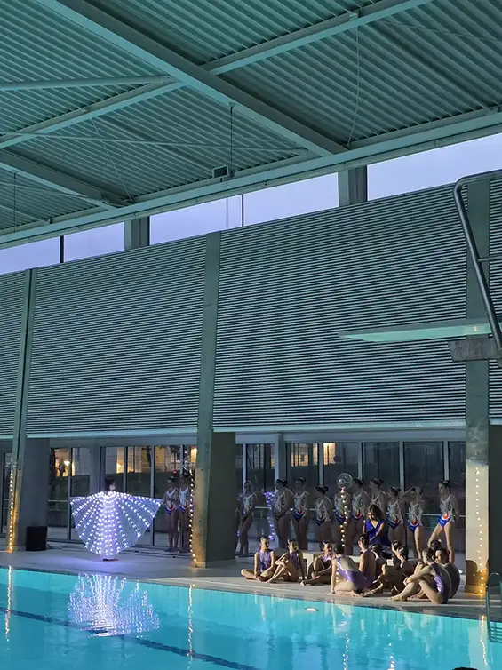 Undine Aquatic Theatre présente, pour la deuxième année, samedi soir 22 mars à la piscine de l’École des Pupilles de l’Air et de l’Espace (EPAE) un gala de natation artistique, au cœur de Gaïa, la Terre. La voix de la narratrice plongera le public dans un spectacle aussi poétique que sportif, mêlant danse, natation artistique et théâtre.