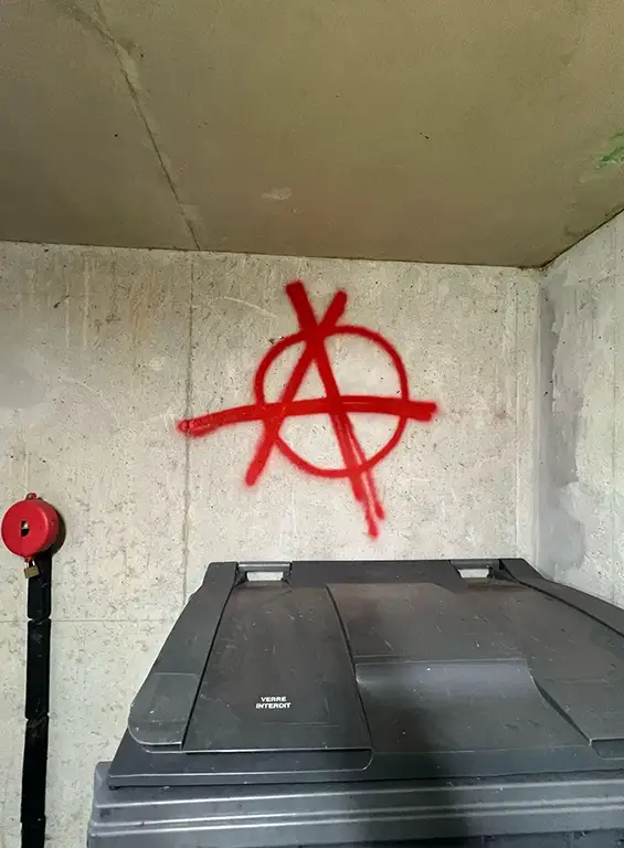 Des tags qui n’ont rien d’artistique : Réagir face aux incivilités, aux dégradations de l’espace et des biens publics — a fortiori lorsqu’elles véhiculent ce type de messages — fait pleinement partie de mon engagement.