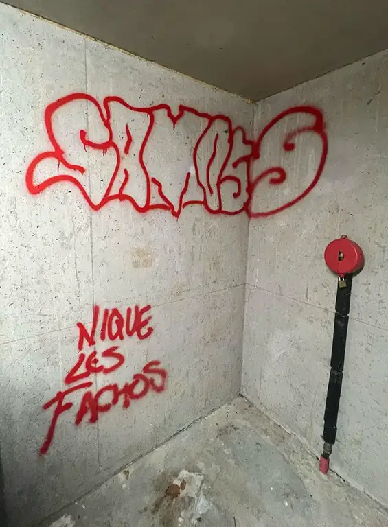 Des tags qui n’ont rien d’artistique : Réagir face aux incivilités, aux dégradations de l’espace et des biens publics — a fortiori lorsqu’elles véhiculent ce type de messages — fait pleinement partie de mon engagement.