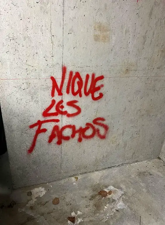 Des tags qui n’ont rien d’artistique : Réagir face aux incivilités, aux dégradations de l’espace et des biens publics — a fortiori lorsqu’elles véhiculent ce type de messages — fait pleinement partie de mon engagement.