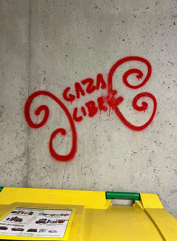 Des tags qui n’ont rien d’artistique : Réagir face aux incivilités, aux dégradations de l’espace et des biens publics — a fortiori lorsqu’elles véhiculent ce type de messages — fait pleinement partie de mon engagement.