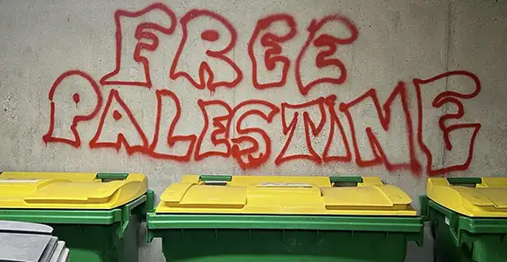 Des tags qui n’ont rien d’artistique : Réagir face aux incivilités, aux dégradations de l’espace et des biens publics — a fortiori lorsqu’elles véhiculent ce type de messages — fait pleinement partie de mon engagement.