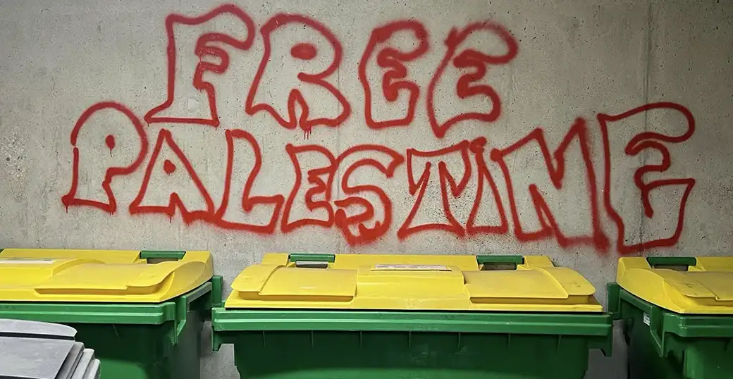 Des tags qui n’ont rien d’artistique : Réagir face aux incivilités, aux dégradations de l’espace et des biens publics — a fortiori lorsqu’elles véhiculent ce type de messages — fait pleinement partie de mon engagement.