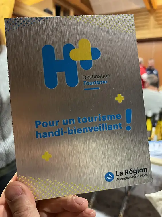 Initiée par la Région Auvergne-Rhône-Alpes, H+ Destination tourisme est une démarche volontaire à destination des territoires touristiques, visant à valoriser les initiatives en faveur des personnes en situation de handicap et en perte d’autonomie.