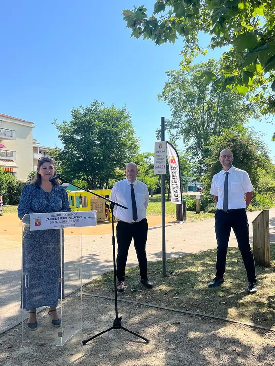 Retour sur l’inauguration de l’aire de jeux inclusive du parc République, en présence de Christophe Quiniou, maire de Meyzieu, de son adjoint aux solidarités Grégory Achard, et des élus du conseil municipal.