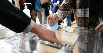 Voter à Meylan : Les bureaux de vote sont répartis dans les différents quartiers. Chacun reçoit une convocation précisant son lieu de vote. vote meylan, bureau de vote meylan, isoloir, urne électorale, élections meylan. Voter à meylan, est un acte citoyen, tou ! électeur aux élections municipales, est une preuve de démocratie locale