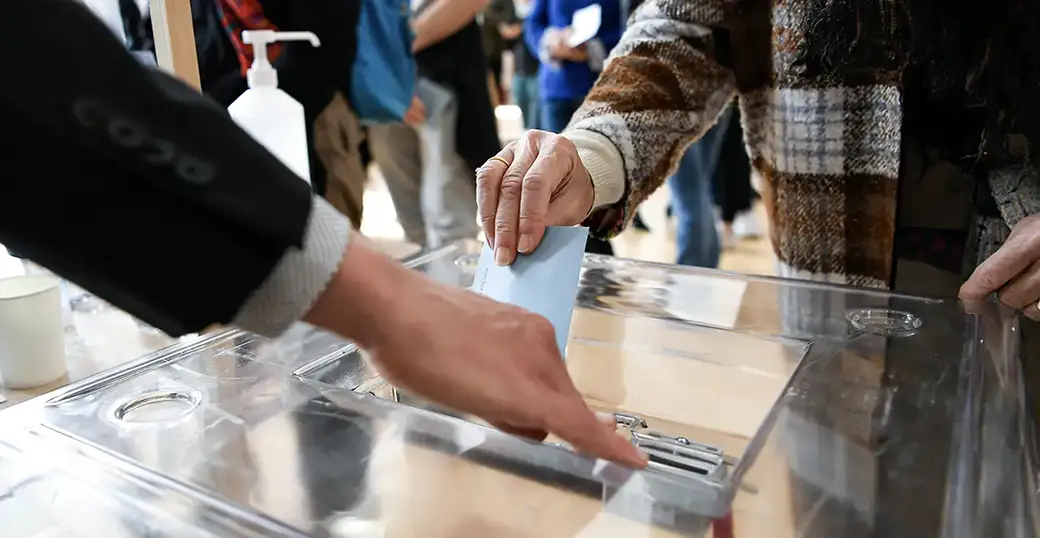 Voter à Meylan : Les bureaux de vote sont répartis dans les différents quartiers. Chacun reçoit une convocation précisant son lieu de vote. vote meylan, bureau de vote meylan, isoloir, urne électorale, élections meylan. Voter à meylan, est un acte citoyen, tou! électeur aux élections municipales, est une preuve de démocratie locale