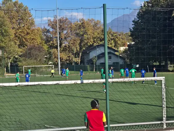 Un samedi sportif à Meylan, partagé entre le stade Albert Batteux et le gymnase des Buclos. Deux ambiances, deux disciplines, une même passion collective… et quelques frustrations bien locales.
