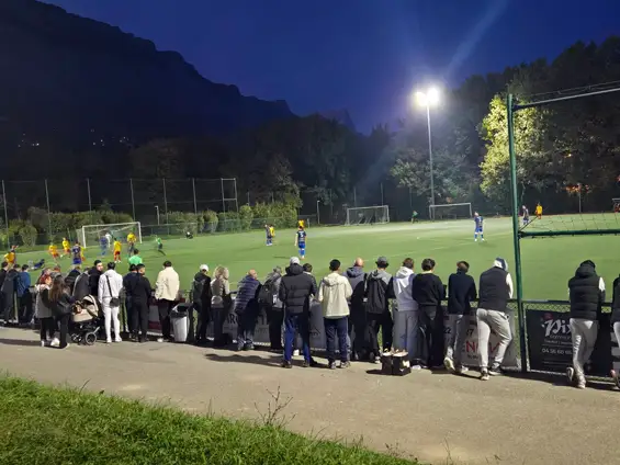 Un samedi sportif à Meylan, partagé entre le stade Albert Batteux et le gymnase des Buclos. Deux ambiances, deux disciplines, une même passion collective… et quelques frustrations bien locales.